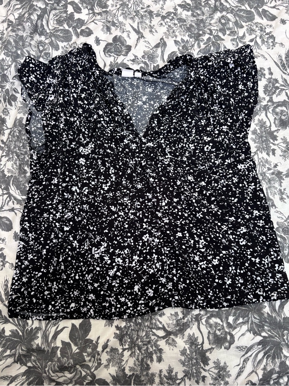 Gap Women’s Black Floral V-Neck Flutter Sleeve Top